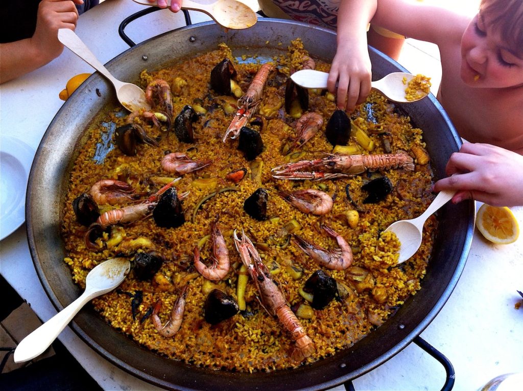 paella-marinera-magecc81e-dans-le-plat-en-famille.jpg
